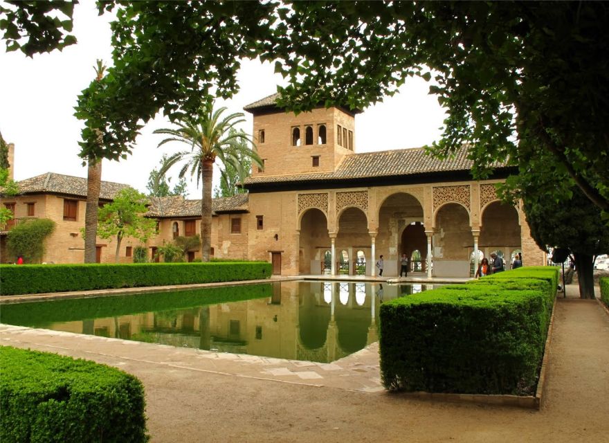 Granada: Alhambra and Generalife Gardens Guided Tour - Meeting your guide at the orange umbrella