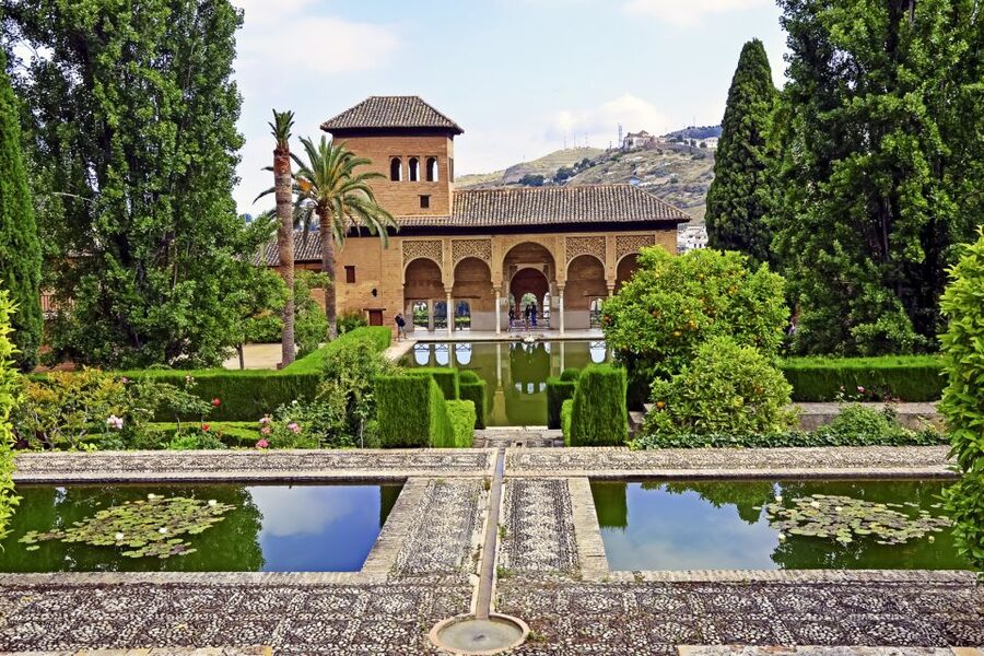 Granada: Alhambra and Generalife Private Fast-Track Tour - Practical details that affect your visit