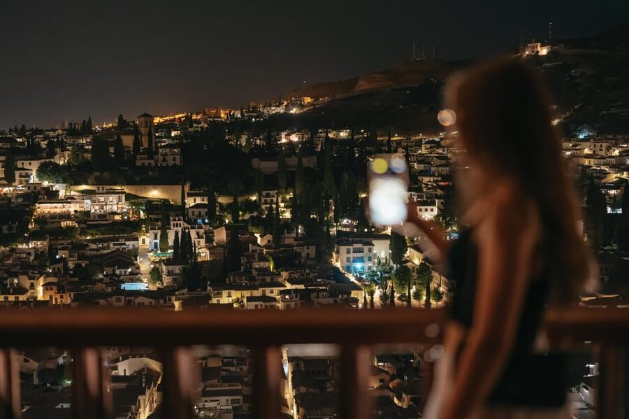Granada: Alhambra and Nasrid Palaces Guided Tour at Night - Key points at a glance