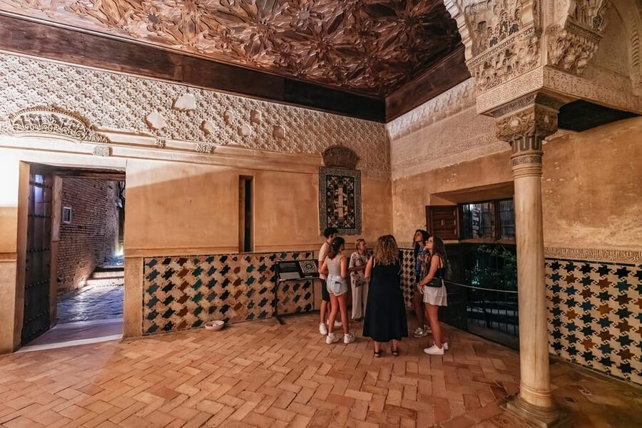 Granada: Alhambra and Nasrid Palaces Guided Tour at Night - The Palace of Charles V in 15 minutes