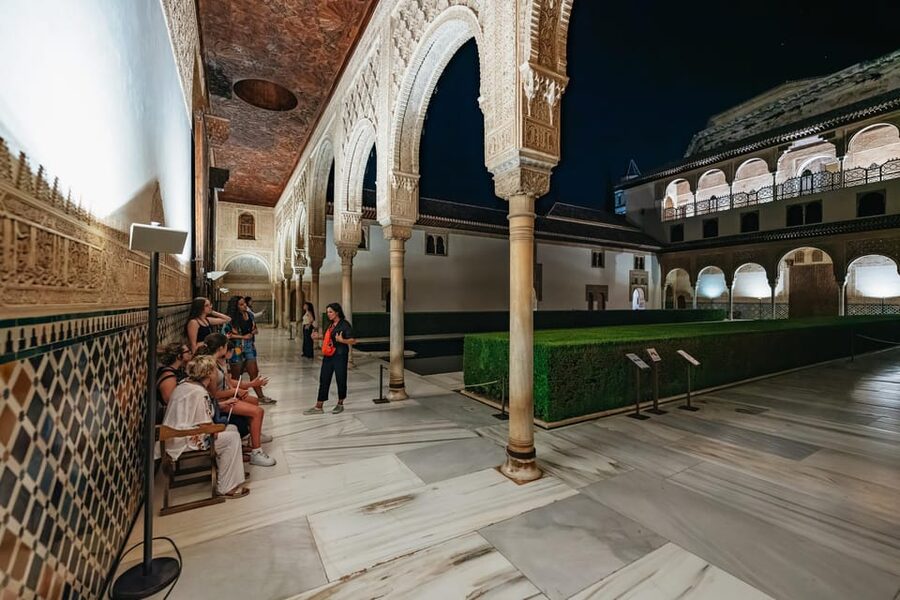 Granada: Alhambra and Nasrid Palaces Guided Tour at Night - What the guide adds to the palace visit
