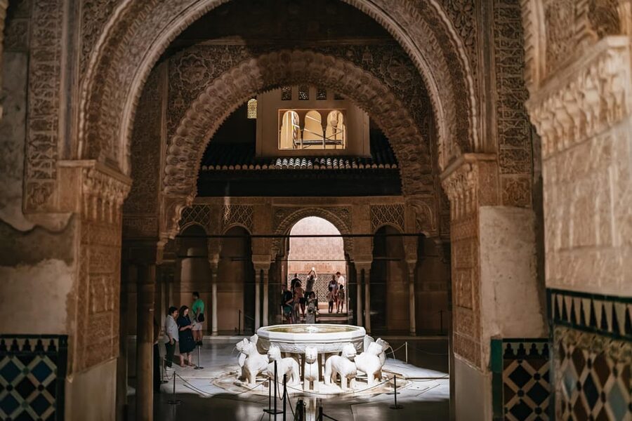 Granada: Alhambra and Nasrid Palaces Guided Tour at Night - Who should book the night tour?