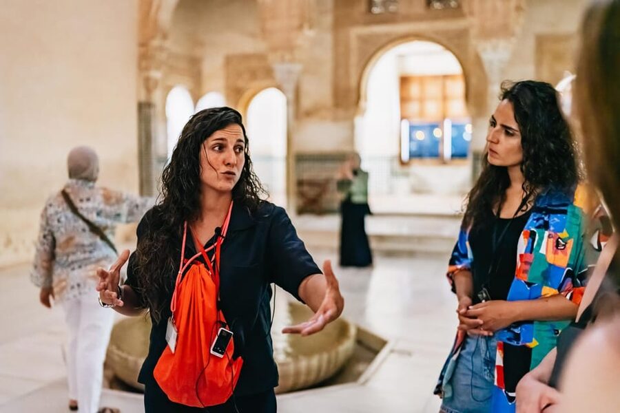 Granada: Alhambra and Nasrid Palaces Guided Tour at Night - Should you book it?