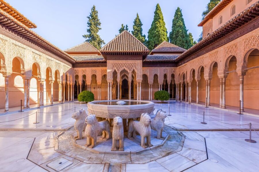Granada: Alhambra and Nasrid Palaces Small Guided Tour - The Court of the Lions and the art of water