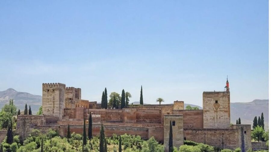 Granada: Alhambra and Nasrid Palaces Tour without Tickets - Generalife gardens and the pleasure of moving water