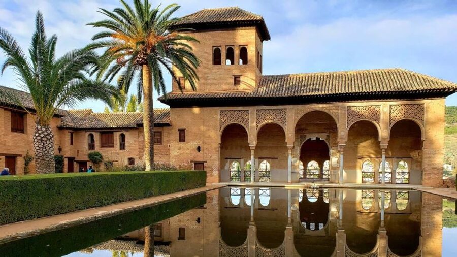 Granada: Alhambra and Nasrid Palaces Tour without Tickets - Meeting the guide at the Alhambra entrance