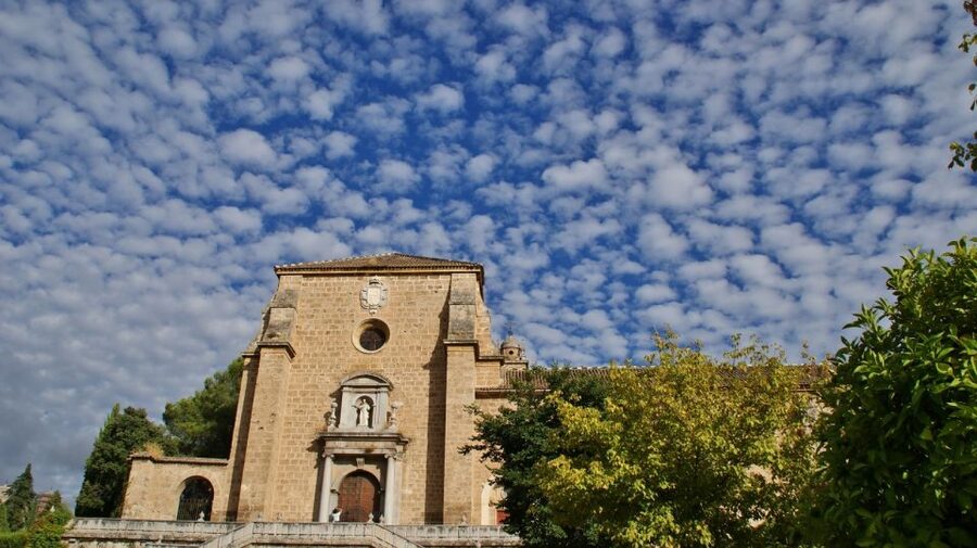 Granada: Alhambra, Cathedral & Royal Chapel Tour w/ Tickets - The scheduling gap is the main weakness