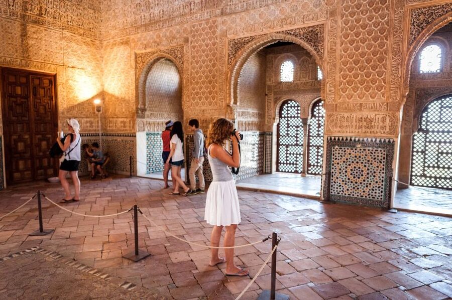 Granada: Alhambra Complex Guided Tour Options - Guides, languages, and the personal audio system