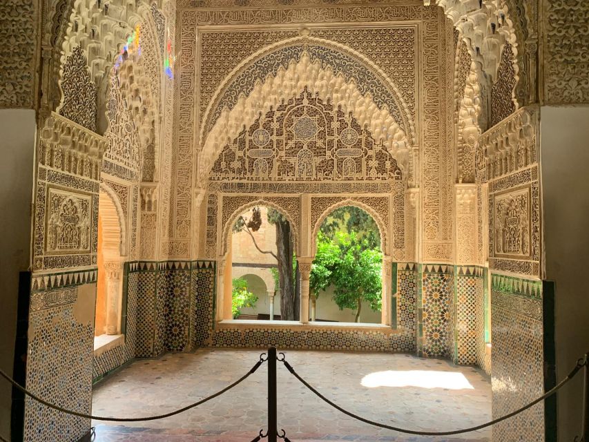 Granada: Alhambra Complex Guided Tour with Ticket - Why a guide helps inside the Alhambra