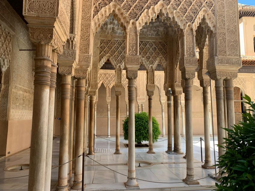 Granada: Alhambra Complex Guided Tour with Ticket - Generalife gardens and the royal retreat