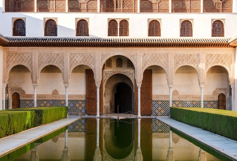 Granada: Alhambra Complex Guided Tour with Ticket - The old medina and life inside the complex