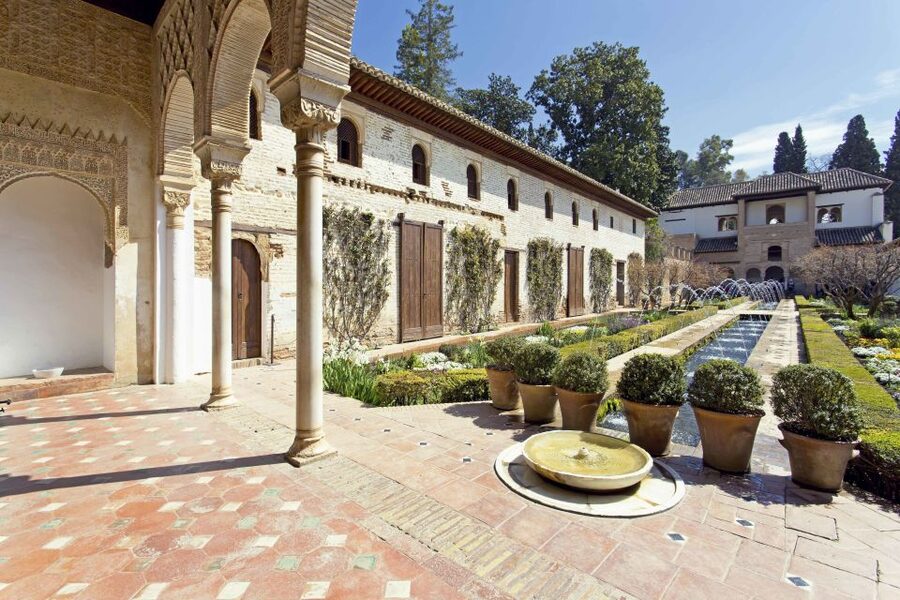 Granada: Alhambra Fast-Track Guided Tour - Nasrid Palaces: the reason to reserve ahead