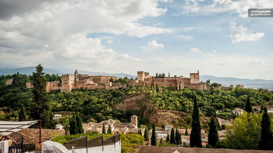 Granada: Alhambra Gardens and Generalife Ticket - Crowds, heat, and practical comfort