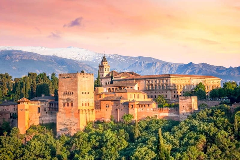Granada: Alhambra & Gardens Tour w/Nasrid Palaces Option - Why the guide matters here