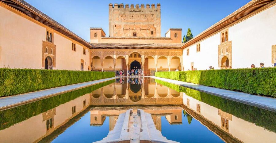 Granada: Alhambra, Generalife & Albaicin Private Tour - Crossing into the Albaicín