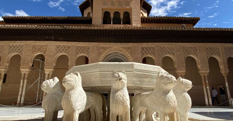 Granada: Alhambra & Generalife Fast-Track Guided Tour - Why the Alhambra works better with a guide