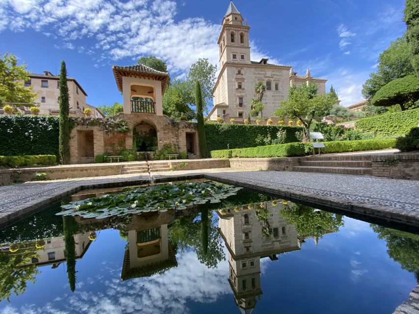 Granada: Alhambra & Generalife Fast-Track Guided Tour - Meeting at the ticket-office square