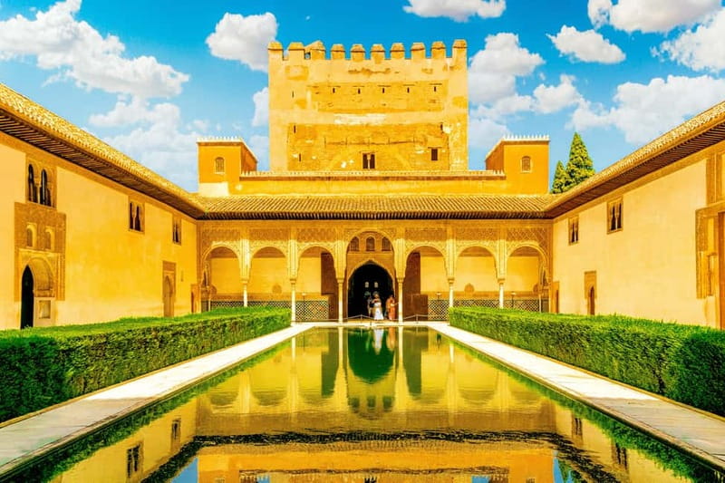 Granada: Alhambra, Generalife & Nasrid Palaces Guided Tour - Puerta del Vino and the route inward