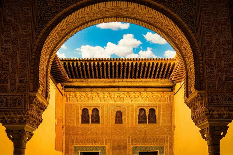 Granada: Alhambra, Generalife & Nasrid Palaces Guided Tour - Generalife Palace and its royal garden retreat