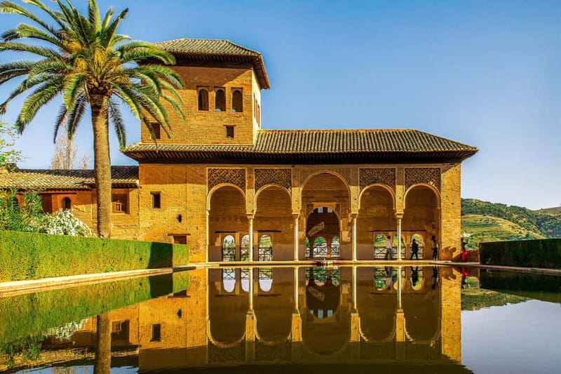 Granada: Alhambra, Generalife & Nasrid Palaces Guided Tour - The Alcazaba is independent time
