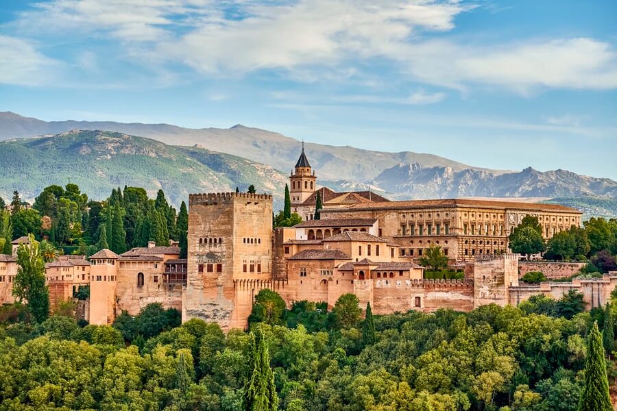 Granada: Alhambra Guided Tour and Flamenco Show - What the mixed score tells you