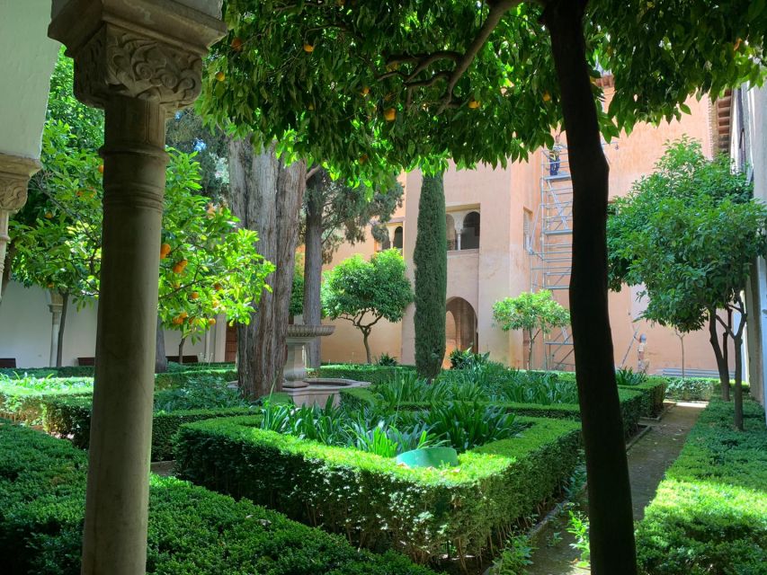 Granada: Alhambra Guided Tour w/ Nasrid Palaces & City Pass - Albaicín and Sacromonte in the wider plan