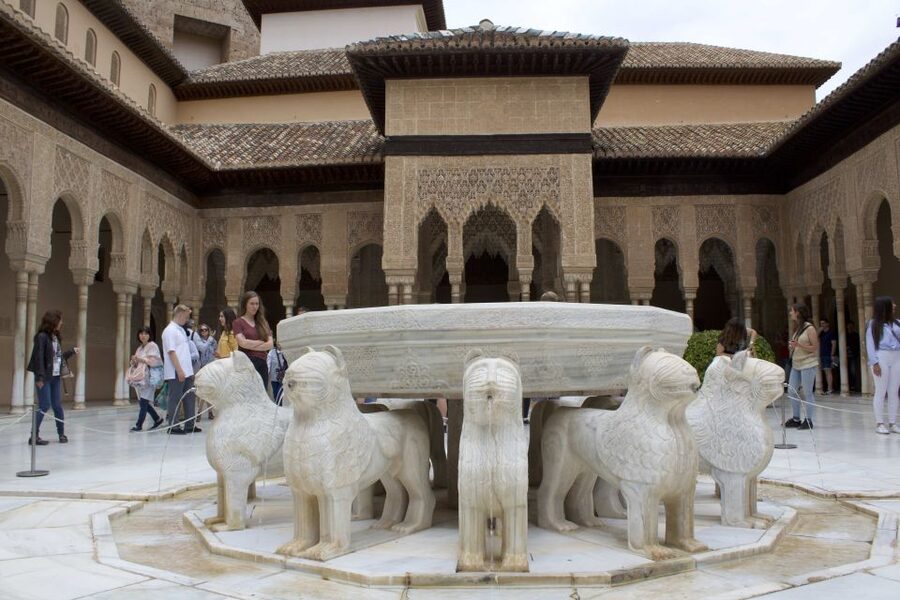 Granada: Alhambra Guided Tour with Nasrid Palaces - Why the Alhambra works best with a guide