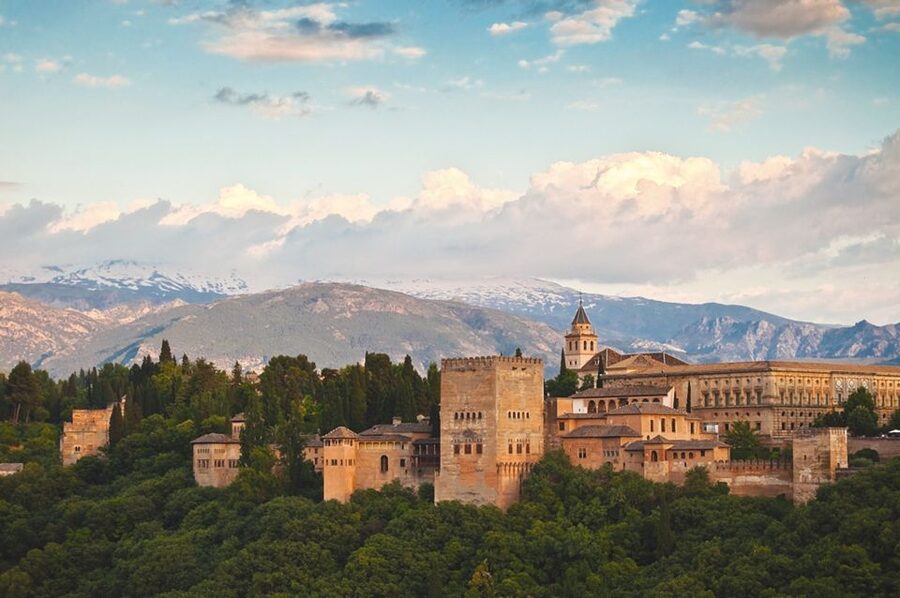 Granada: Alhambra Guided Tour with Nasrid Palaces - Generalife and its gardens