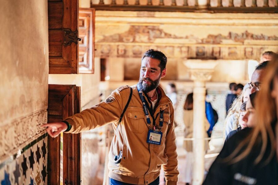 Granada: Alhambra Guided Tour with Nasrid Palaces & Gardens - The Nasrid Palaces: the heart of the visit