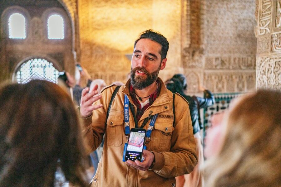 Granada: Alhambra Guided Tour with Nasrid Palaces & Gardens - Meeting the guide and entering the complex