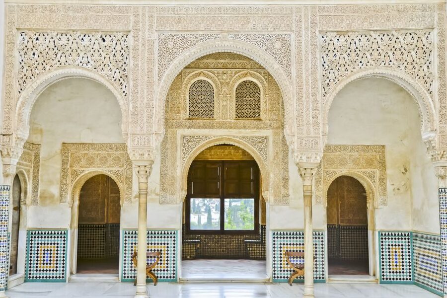 Granada: Alhambra, Nasrid, and Generalife Private Tour - Generalife Gardens and the summer palace