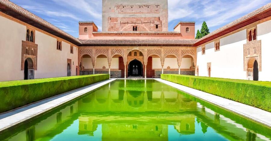 Granada: Alhambra, Nasrid, and Generalife Private Tour - Languages, guide quality, and the value of interpretation