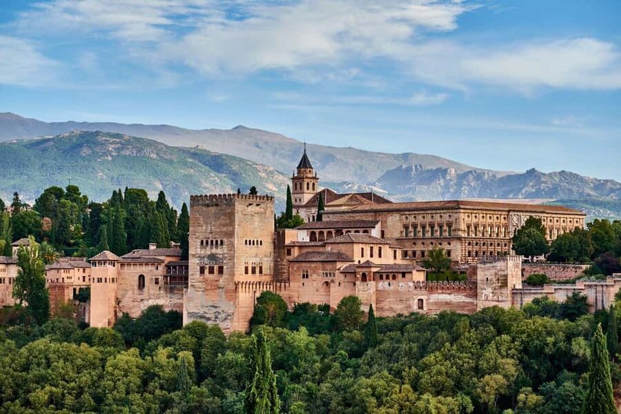 Granada: Alhambra, Nasrid Palaces & Gardens guided Tour - Why the Alhambra works best with a guide