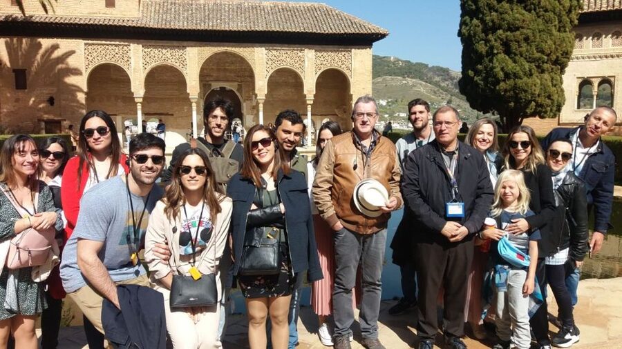 Granada: Alhambra, Nasrid Palaces, & Generalife Guided Tour - Guide quality and group size
