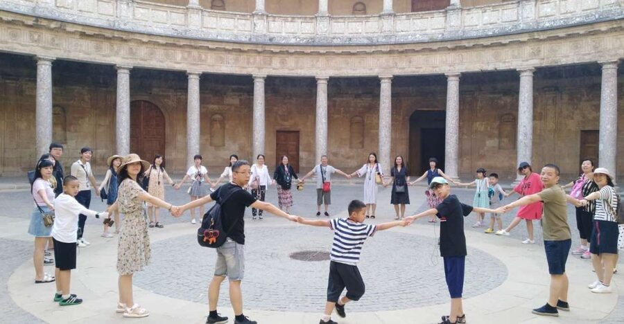 Granada: Alhambra, Nasrid Palaces, & Generalife Guided Tour - Generalife: gardens with a quieter rhythm