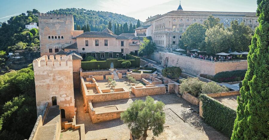 Granada: Alhambra & Nasrid Palaces Small Group Guided Tour - What the three-hour format feels like
