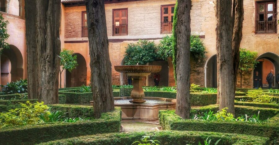 Granada: Alhambra & Nasrid Palaces Small Group Guided Tour - The guides are the main value