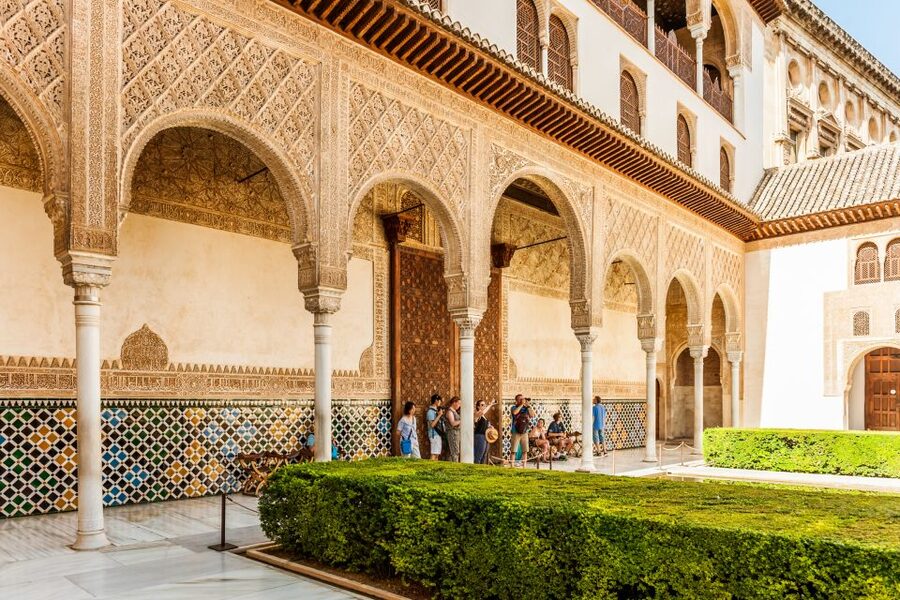 Granada: Alhambra & Nasrid Palaces Tour with Tickets - Why a Guide Helps Inside the Alhambra