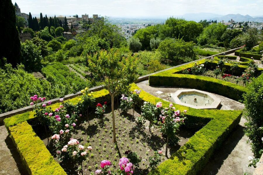 Granada: Alhambra Palace Guided Tour - Plaza de los Aljibes closes the route