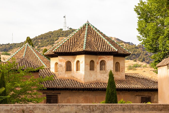 Granada (Alhambra) Scavenger Hunt and Sights Self-Guided Tour - Gate of Justice and the old entrance route