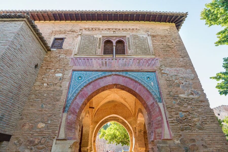 Granada: Alhambra Ticket and Guided Tour with Nasrid Palaces - Why a guide helps at the Alhambra