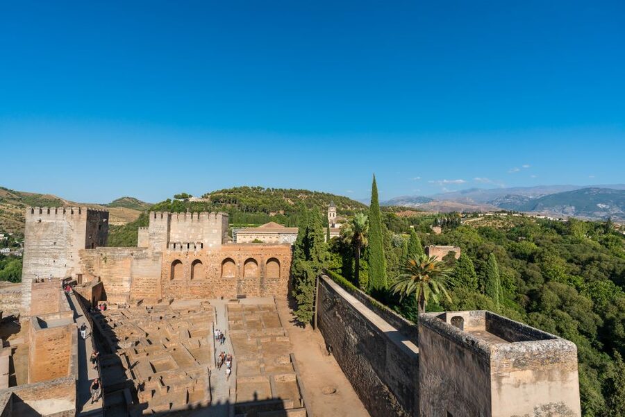 Granada: Alhambra Ticket and Guided Tour with Nasrid Palaces - Timing, crowds, and the best season