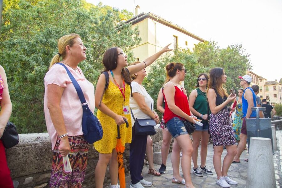 Granada: Combo Alhambra, Albaicín, and Sacromonte Tour - What the guide adds
