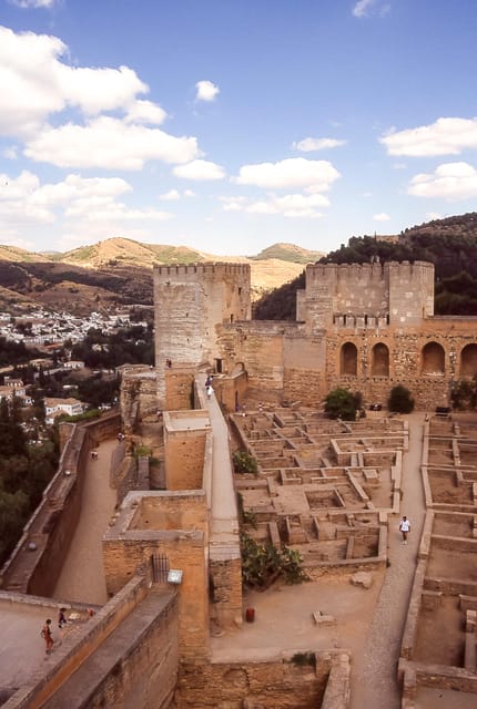 Granada: Combo Alhambra, Albaicín, and Sacromonte Tour - Mirador de San Nicolás and the famous Alhambra view