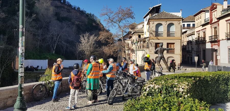 Granada: E-Bike Tour and Fast-Track Alhambra Ticket - The break before the Alhambra