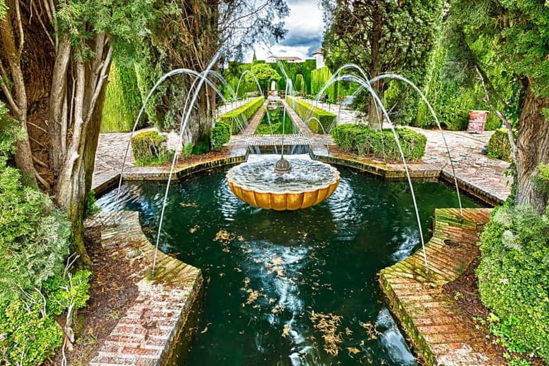 Granada: Gardens of the Alhambra and Generalife Regular Tour - Generalife Gardens: water, shade, and quiet paths