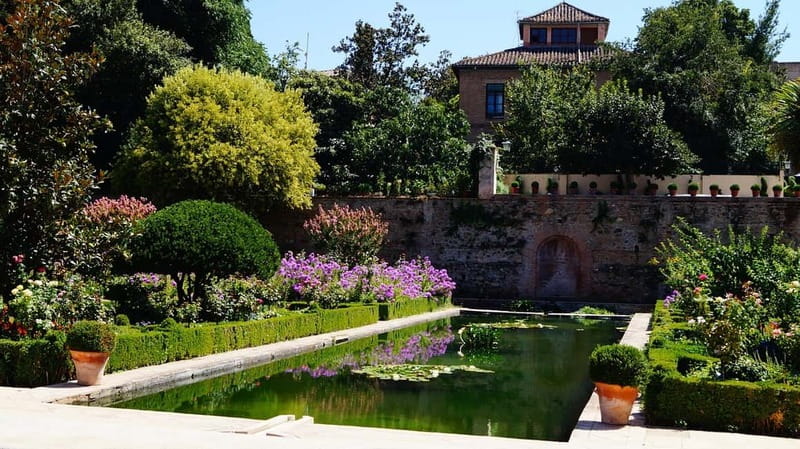Granada: Gardens of the Alhambra and Generalife Regular Tour - Why the guide makes a real difference