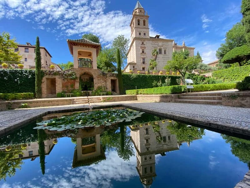 Granada: Last minute ticket Alhambra Tour - The Palace of Charles V and the changing Alhambra
