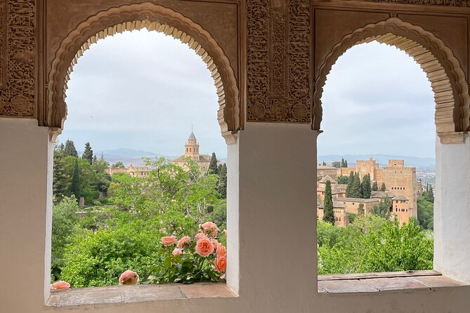 Granada : Private Alhambra Tour + Nazaries Palaces (VIP) - The Generalife gardens, 90 minutes of calm and views