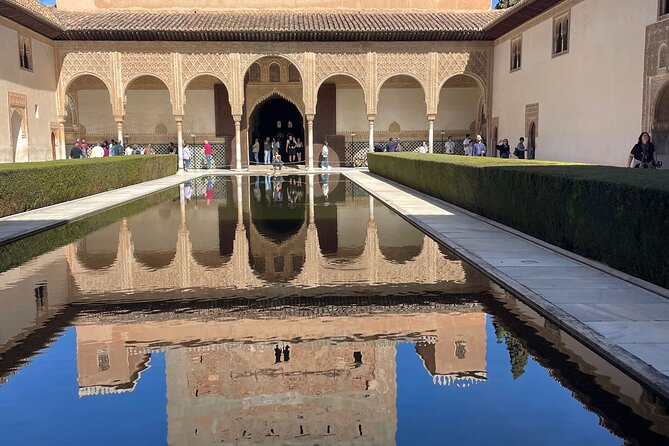 Granada : Private Alhambra Tour + Nazaries Palaces (VIP) - The Alcazaba, 30 minutes among the defenses